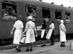 Betreuung von Soldaten am Fronturlauberzug (SF) München - Berlin Anhalter Bahnhof in Saalfeld/Saale. (1942) <i>Foto: RVM / Ittenbach</i>