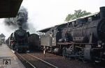044 596-5 (44 596) überholt mit ihrem Dg nach Betzdorf die im Bahnhof Siegburg rangierende 055 538-3. (17.08.1972) <i>Foto: Peter Schiffer</i>