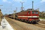 Ein Güterzug mit DR 242 239 im Bahnhof Oschatz, die übrigens auch Vorbild für ein Piko-Modell stand. (05.05.1980) <i>Foto: Peter Schiffer</i>