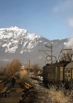 Im morgendlichen Rauhreif verlässt 144 505 den Bahnhof Bad Reichenhall-Kirchberg. (30.12.1973) <i>Foto: Peter Schiffer</i>