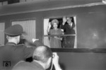 Die britische Königin Elisabeth II und ihr Mann Prinz Philipp trafen 1965 zu einem Staatsbesuch in Deutschland ein. Es war seit 1909 das erste Mal, dass die englische Königin wieder Deutschland besuchte, hier bei der Verabschiedung in Duisburg Hbf. (26.05.1965) <i>Foto: Willi Marotz</i>
