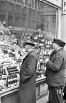 Nach der Währungsreform von 1948 füllten sich die Geschäfte wieder mit dem, was die Menschen allzu lange entbehren mussten. Was kurz zuvor noch undenkbar schien und allenfalls zu horrenden Preisen auf dem Schwarzmarkt zu bekommen war, war über Nacht wieder verfügbar. Das Ziel, kurzfristig den Geldüberhang zu beseitigen und langfristig die Grundlage für eine funktionsfähige Marktwirtschaft aufzubauen, gelang. (06.1948) <i>Foto: Walter Hollnagel</i>