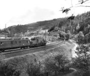 Eine Lok der Baureihe E 94 schiebt den FD 80 bei Probstzella. 6 Jahre später verlief hier der Grenzzaun zwischen Ost und West. (1939) <i>Foto: RVM</i>