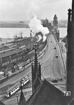 Blick vom Dom auf eine Vorkriegszene mit einem ausfahrenden Dampfzug zur Hohenzollernbrücke. Bemerkenswert ist das Gleisgewirr der Straßenbahn links unten.  (1934) <i>Foto: Theo Felten</i>