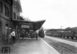 Eine unbekannte P 8 (BR. 38.10) läuft zur Länderbahnzeit in den Bahnhof Neustadt/Oberschlesien (heute poln. Prudnik) ein. (1913) <i>Foto: Slg.Eisenbahnstiftung</i>