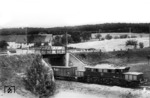 E 93 03 hat soeben die Straßenbrücke der Bundesstraße 10 in Amstetten passiert und rollt die Geislinger Steige talwärts. (1952) <i>Foto: Carl Bellingrodt</i>