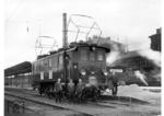 Die nagelneue bayerische EP 2 (Nr.20024 - spätere BR E 32) auf Probefahrt im Bahnhof Landshut. (1926) <i>Foto: Slg.Eisenbahnstiftung</i>