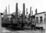 Der mit Holz beladene Rungenwagen "Stuttgart 24334" wird vom Bergmeister für den anstehenden Ablauf in die Richtungsgleise beschriftet. (1940) <i>Foto: RVM</i>
