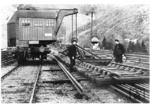 Vorbereitung von Oberbauarbeiten am Kaiser-Wilhelm-Tunnel, hier das Abladen von Gleisjochen im Bahnhof Ediger-Eller. (1937) <i>Foto: RVM</i>