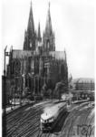 Blick aus dem Brückenstellwerk der Hohenzollernbrücke auf einen in Köln Hbf einfahrenden SVT der Linie FDt 37/38 (Köln - Essen - Hamm - Münster - Bremen - Hamburg Hbf - Altona). Es handelt sich wohl um den SVT 877 a/b, den späteren SVT 04 000 a/b, dessen Fragment heute im Verkehrsmuseum Nürnberg steht.  Warum man damals den rechten Turm des Domes nachträglich retuschierte, bleibt allerdings unklar. (1936) <i>Foto: RVM</i>