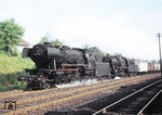 023 039 + 052 838 durcheilen mit dem Fischzug Sg 5321 den Bahnhof Möckmühl. (06.08.1972) <i>Foto: Peter Schiffer</i>