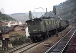 152 014-7 + 140 119 durcheilen mit einem Güterzug den Bahnhof Weidenthal (Strecke Kaiserslautern - Neustadt/Weinstraße). (20.04.1972) <i>Foto: Peter Schiffer</i>