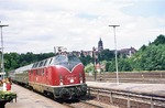 221 135 läuft mit dem Schnellzug Hamburg - Mailand im Bahnhof Rottweil ein. (17.07.1973) <i>Foto: Peter Schiffer</i>