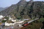 221 129-0 läuft mit Sonderzug E 28368 nach Altenahr in den Bahnhof Mayschoß ein. Die Fahrgäste werden den sonnigen Herbsttag im Ahrtal sicherlich nicht nur mit Wandern verbracht haben, sondern auch eines der zahllosen Weinfeste besucht haben. (26.10.1985) <i>Foto: Joachim Bügel</i>
