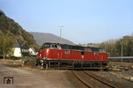 221 129 auf der Drehscheibe des Bw Kreuzberg im Ahrtal. (26.10.1985) <i>Foto: Joachim Bügel</i>