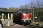 221 129 vor dem Anbau des Fahrdienstleiter-Stellwerks im Bahnhof Kreuzberg an der Ahr. (26.10.1985) <i>Foto: Joachim Bügel</i>