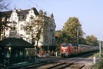 221 129 passiert mit Sonderzug E 28368 ins Ahrtal den Schrankenposten 25 in der südlichen Ausfahrt des Bonner Hauptbahnhofs. (26.10.1985) <i>Foto: Joachim Bügel</i>