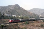 Die Weinfeste bescherten dem Ahrtal jedes Jahr zahlreihe Sonderzüge, die in der Herbstsaison 1985 mehrfach mit der Baureihe 221 bespannt wurden, wie hier bei Mayschoß. (26.10.1985) <i>Foto: Joachim Bügel</i>