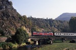 221 129 setzt mit ihrem Sonderzug auf der Ahrbrücke am Kreuzberger Bahnhof um. (26.10.1985) <i>Foto: Joachim Bügel</i>