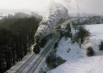 Blick von der Autobahnbrücke der A 4 auf die aus Stadtroda ausfahrende 01 0519-7 mit P 6017 nach Hermsdorf. (05.01.1979) <i>Foto: Wolfgang Bügel</i>