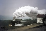 Am ehemaligen Block Streitmühle kämpft sich 001 131-2 (01 131) mit E 1863 die Schiefe Ebene hinauf. (21.03.1973) <i>Foto: Wolfgang Bügel</i>