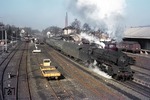 001 088-4 (01 088) hat die "Schiefe Ebene" hinter sich gebracht und verlässt mit E 1791 nach Hof den Bahnhof Münchberg. (24.03.1973) <i>Foto: Wolfgang Bügel</i>