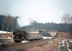 001 150-2 (01 150) mit D 854 bei Schödlas (zwischen Münchberg und Stammbach). (24.03.1973) <i>Foto: Wolfgang Bügel</i>