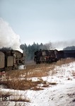 Fotografenglück bei Stammbach: In der richtigen Kurve begegnet 001 131-2 beim Blick aus dem letzten Wagen des E 1791 dem entgegenkommenden E 1648 mit 001 168-4. (23.03.1973) <i>Foto: Wolfgang Bügel</i>