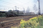 44 1420 rollt mit einem Stahlrollenzug durch den Essener Hauptbahnhof. (06.1968) <i>Foto: H.D.Kremer</i>