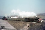 01 0528-8 befördert den D 217 (Paris - Frankfurt/M - Bebra – Erfurt - Berlin Ostbf) auf der Rampe Bebra - Hönebach nahe Ronshausen. (28.03.1973) <i>Foto: Wolfgang Bügel</i>