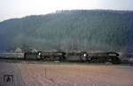 01 0532-0 + 01 0519-7 streben mit D 197 (Mönchengladbach - Erfurt - Leipzig) der innerdeutschen Grenze bei Ronshausen entgegen. (30.03.1973) <i>Foto: Wolfgang Bügel</i>