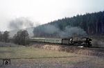 Am bekannten "Bello-Blick" bei Hönebach - benannt nach dem Altmeister aus Wuppertal - befördert 01 0528-8 den aus 10 Wagen bestehenden D 199 (Frankfurt/M - Bebra – Erfurt – Frankfurt/O). (30.03.1973) <i>Foto: Wolfgang Bügel</i>