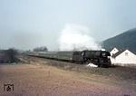 01 0526-2 hat mit D 217 (Paris - Frankfurt/M - Bebra – Erfurt - Berlin Ostbf) die ersten Häuser von Ronshausen, kurz hinter Bebra, erreicht. (30.03.1973) <i>Foto: Wolfgang Bügel</i>