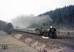 Die aus 01 163 umgebaute 01 0526-2 strebt mit D 199 die Hönebacher Rampe hinauf. (27.03.1973) <i>Foto: Wolfgang Bügel</i>
