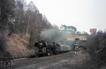 Die Reisenden im D 198 (Leipzig - Erfurt - Mönchengladbach) haben am Hönebacher Tunnel die Zitterpartie an der innerdeutschen Grenze bereits hinter sich. Es führt 01 0528-8 des Bw Erfurt. (27.03.1973) <i>Foto: Wolfgang Bügel</i>