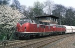 221 134-0 + 216 011-7 passieren mit Ng 63064 den Abzw. Anger auf dem Verbindungsgleis zum Abzw. Tiefenbroich (Richtung Duisburg-Wedau). Mit Inbetriebnahme der Abzweigstelle im April 1941 entfiel der Fahrtrichtungswechsel der Kalkzüge im Bahnhof Ratingen-West. Zwei Jahre nach dieser Aufnahme war die Abzweigstelle endgültig außer Betrieb, das vordere Richtungsgleis nach Ratingen-West stillgelegt. (11.04.1981) <i>Foto: Wolfgang Bügel</i>