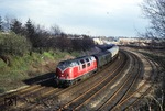 220 031-9 mit E 3180 in Lübeck-Genin kurz vor der Zusammenführung der Strecken aus Hamburg und Schwerin/Lübeck. (14.04.1981) <i>Foto: Joachim Bügel</i>