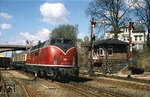 220 010-3 passiert mit E 3163 das Wärterstellwerk "En" in der nördlichen Bahnhofseinfahrt von Eutin. (17.04.1981) <i>Foto: Joachim Bügel</i>