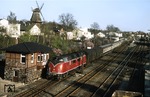 220 010-3 verlässt mit E 3180 den Bahnhof Eutin. Im Hintergrund die bekannte fünfstöckige Galerieholländermühle von 1850, die heute als Gaststätte genutzt wird. (17.04.1981) <i>Foto: Joachim Bügel</i>