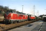 Während eines Bahnhofsfestes in Remscheid übernachteten die Bismarcker 221 107-6 und die DB-Museumslok 216 003 mit dem DGEG-Museumszug im Bahnhof Remscheid-Lennep. (27.04.1986) <i>Foto: Joachim Bügel</i>