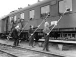 Im Laufe des Krieges prägten immer mehr weibliche Arbeitskräfte das Bild bei der Reichsbahn. Hier rückt eine Putzkolonne dem Dreck am Schnellzugwagen "Stettin 11367" zu Leibe, der sich laut Zuglaufschild auf der fahrt von Danzig Hbf über Stolp und Stettin nach Berlin Stadtbahn angesammelt hatte. Den zahlenden Reisenden wurde selbst im Krieg nicht nur ein klarer Blick durch Abteilfenster gewährt, auch sonst wurde Sauberkeit groß geschrieben. Ohne männliche Aufsicht möchte man die Frauen aber dann doch nicht arbeiten lassen... (1943) <i>Foto: RVM (Ittenbach)</i>