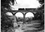 Eine unbekannte 94er überquert das Vidaukt bei Lewin in Niederschlesien (heute (poln.) Lewin Kłodzki). Mit der Eröffnung der Teilstrecke von Bad Reinerz nach Bad Kudowa wurde Lewin 1905 an das Eisenbahnnetz angeschlossen. 1939 erfolgte die Umbenennung in Hummelstadt.  (1932) <i>Foto: RVM</i>