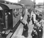 Ein Kindersonderzug verlässt den Stettiner Bahnhof in Berlin. (1931) <i>Foto: RVM</i>