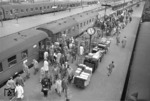 Berufspendler verlassen den Eilzug aus Bremen auf Gleis 2 des Hamburger Hbf. (01.06.1961) <i>Foto: Walter Hollnagel</i>
