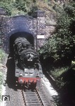 Die Dillenburger 39 128 verlässt das nordwestliche Portal des 732 m langen Giersberg-Tunnel zwischen Siegen-Ost und Siegen Hbf. Daneben verbindet der zweigleisige Giersberg-Tunnel die Ruhr-Siegstrecke zwischen Siegen-Weidenau und Siegen-Ost. Die beiden nördlichen Tunnelöffnungen liegen auf zwei Ebenen übereinander nur etwa fünfzig Meter voneinander entfernt und sind um neunzig Grad gegeneinander verdreht. Diese Tunnelkonstruktion ist in Deutschland einmalig. (02.06.1961) <i>Foto: Gerhard Moll</i>