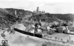 93 1220 mit P 3610 vor der Kulisse der Löwenburg und Ruine Monreal in der Eifel (Strecke Mayen - Gerolstein). (25.07.1954) <i>Foto: Carl Bellingrodt</i>