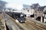 01 082 verlässt mit D 227 nach Luxemburg den Bahnhof Cochem an der Mosel, um gleich im 4205 m langen Kaiser-Wilhelm-Tunnel zu verschwinden. (04.1961) <i>Foto: Manfred van Kampen</i>