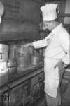 Koch im DSG-Speisewagen. Interessant ist der Hinweis für das Küchenpersonal (!), in den Bahnhofshallen nicht zu qualmen.  (20.04.1956) <i>Foto: Walter Hollnagel</i>