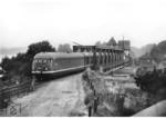 Ein 612 passiert die Lindaunisbrücke über die Schlei an der Strecke Kiel - Flensburg. Die Brücke wird parallel auch durch den Straßenverkehr genutzt. (04.08.1982) <i>Foto: Slg. Eisenbahnstiftung</i>