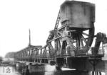 Die am 17. Juli 1927 für den Verkehr freigegebe Stahlfachwerk und Klappbrücke über die Schlei. Über die Brücke führt die Bahnstrecke Kiel - Flensburg. (1928) <i>Foto: RVM</i>